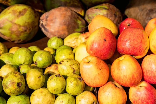 Frukt och grönsaker på marketplace — Stockfoto