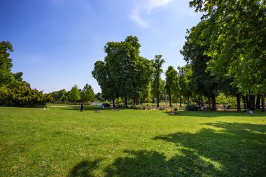 Bois de Vincennes çimenler güneşli