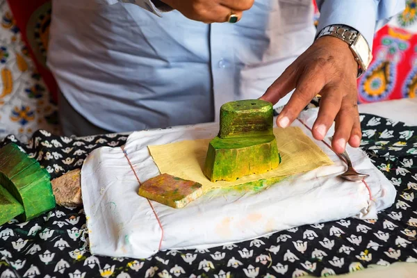 Hand houdt stempel voor het verven van doek — Stockfoto