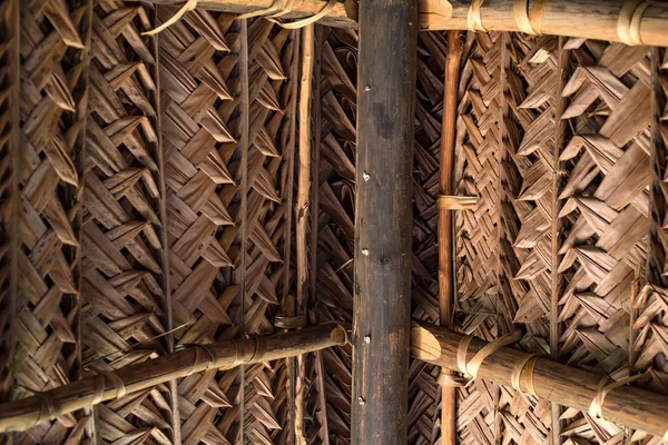 Taket gjort av torr kokos leaf vävning — Stockfoto