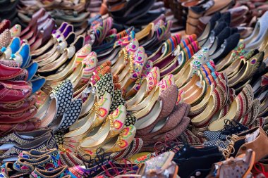 Hindistan'da Market'teki renkli etnik ayakkabılar