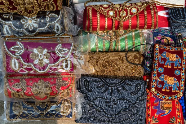 Gamme de sacs ethniques colorés sur le marché indien — Photo