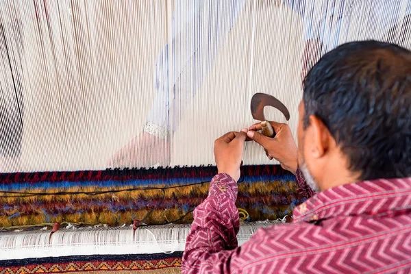 Вид ззаду чоловік плете килим — стокове фото