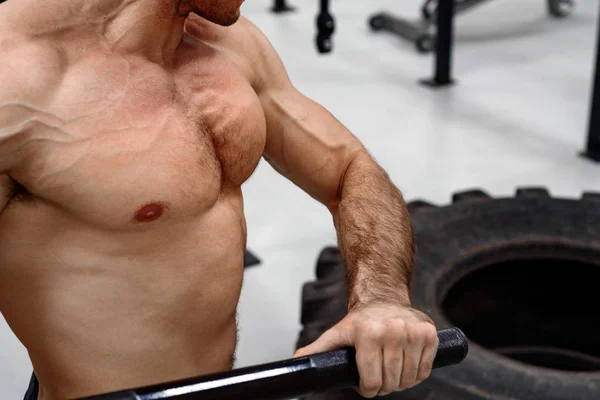 Man met een sledge hammer en band. CrossFit — Stockfoto