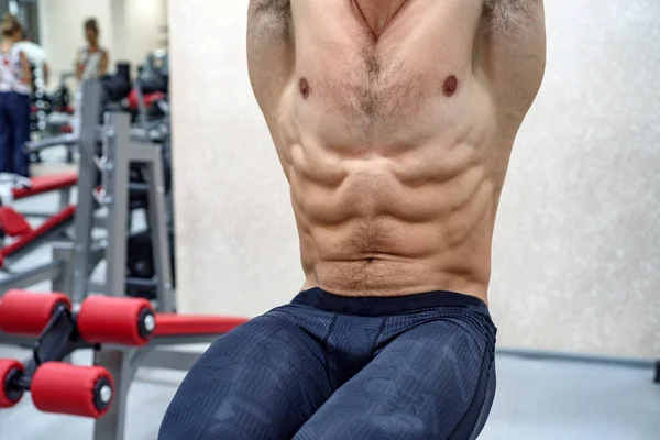 Bel homme musclé faisant abs exercice — Photo