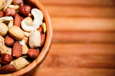 Tahta kasede çeşitli fındıklar.