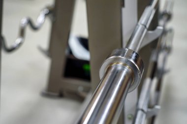 Halter tutucu bir bulanık spor salonu zemin üzerine