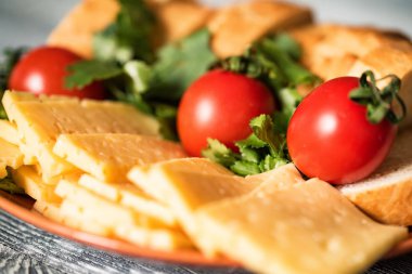 Ekmek ve sebze ile İsviçre peyniri