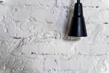 Modern şık siyah lamba tavandan asılı