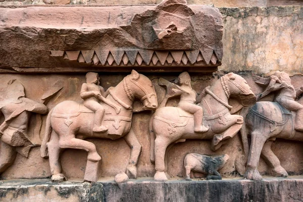 Close-up van militaire stone carving in Lakshman tempel — Stockfoto