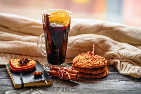 Mysiga vinter stilleben och fönster. Xmas bakgrund Stockbild