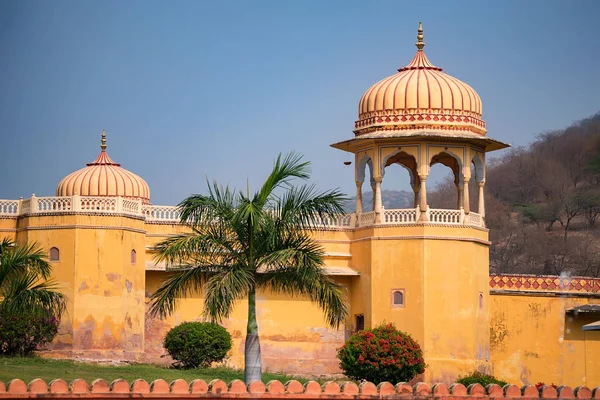 Toren van prachtige Indiase stijl paleis — Stockfoto