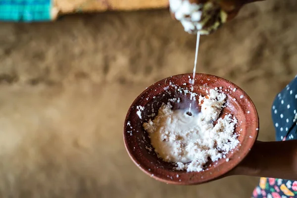 Виготовлення тіста з копра з молоком — стокове фото