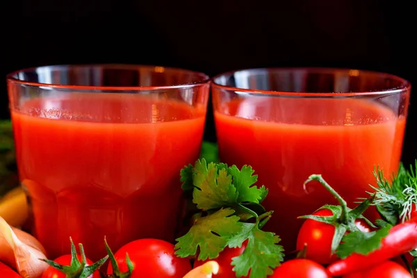 Verre de jus de tomate aux tomates fraîches — Photo