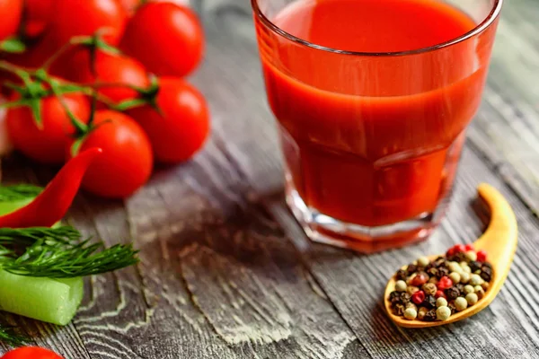 Glas tomatensap met verse tomaten — Stockfoto