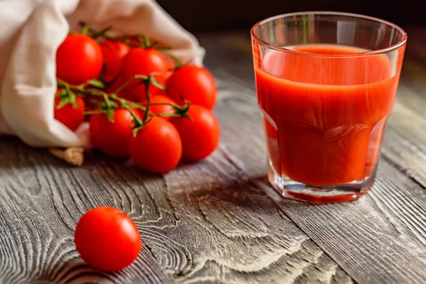 Verre de jus de tomate aux tomates fraîches — Photo