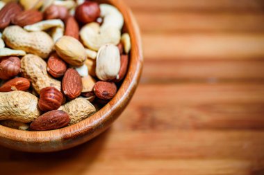 Tahta kasede çeşitli fındıklar.