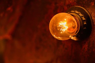 Duvardaki yanan ampul