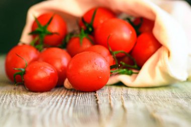 Kırmızı olgun domates çuval dışarı dökmek. Rustik görünümü