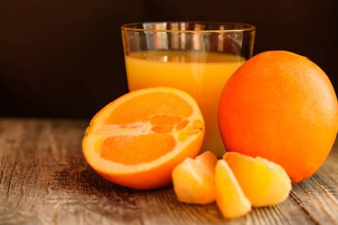 Ahşap bir arka planda portakal ve portakal suyu