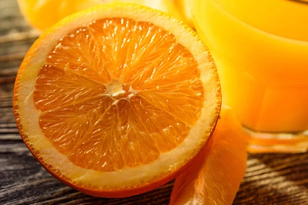 Спелые сочные свежие апельсины, цельные, нарезанные и ломтики — стоковое фото