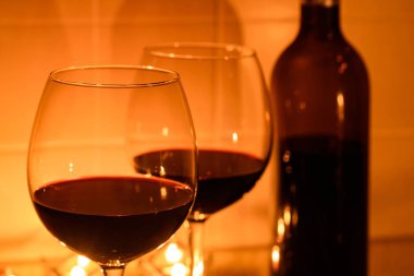 Romantik arka plan bardak şarap ile