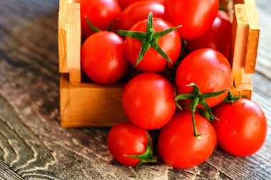 Kırmızı olgun domates kutudan dök. Rustik görünümü