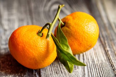 Tahtada portakal ya da mandalina.