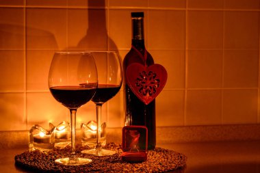 Romantik arka plan ile gözlük şarap ve yüzük