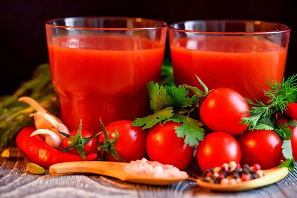 Verre de jus de tomate aux tomates fraîches — Photo