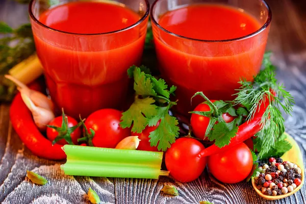 Verre de jus de tomate aux tomates fraîches — Photo