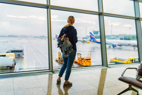 空港窓口の女の子に見えます — ストック写真