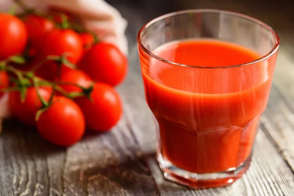 Verre de jus de tomate aux tomates fraîches — Photo