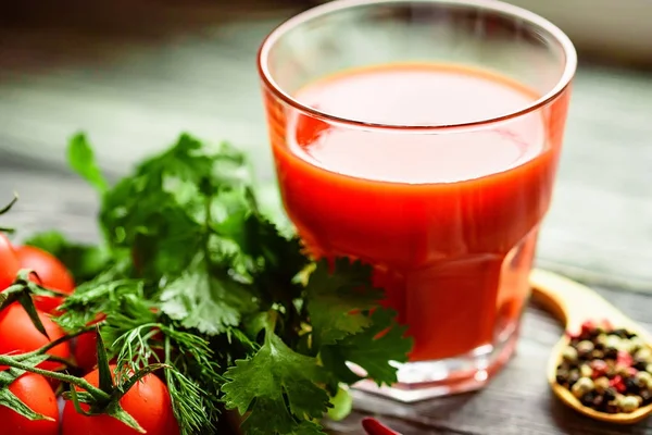 Verre de jus de tomate aux tomates fraîches — Photo