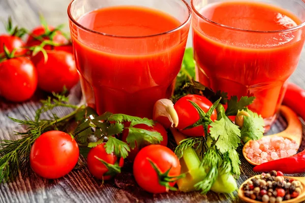 Verre de jus de tomate aux tomates fraîches — Photo