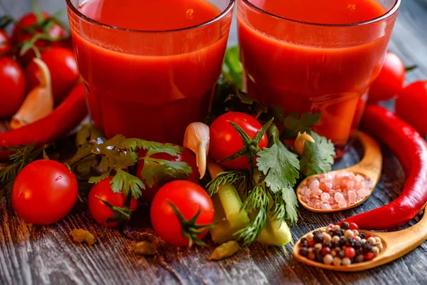 Verre de jus de tomate aux tomates fraîches — Photo