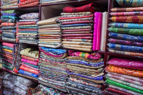 Oryantal Pazar üzerine kumaş ve Tekstil — Stok fotoğraf