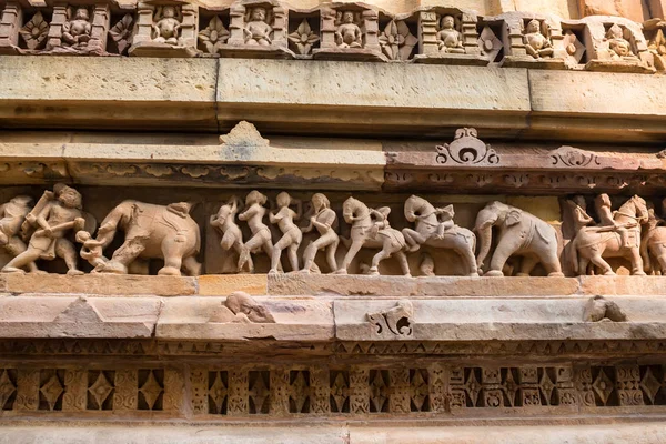 Close-up van militaire stone carving in Lakshman tempel — Stockfoto