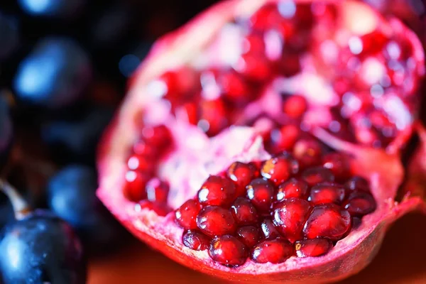 Close-up of ripe pomegranate fruit — Stock Photo, Image