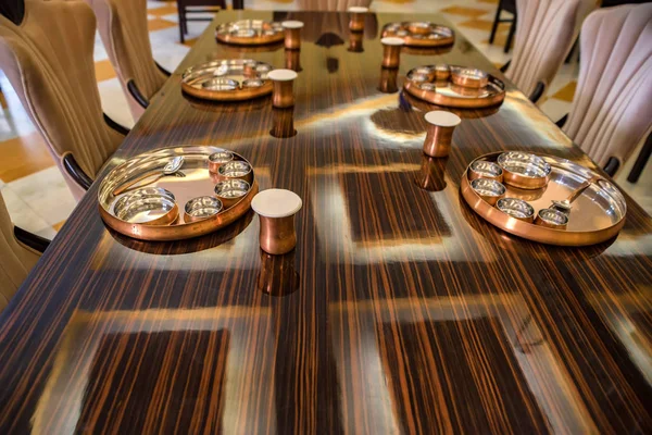 Mesas servidas en restaurante con vajilla de metal — Foto de Stock