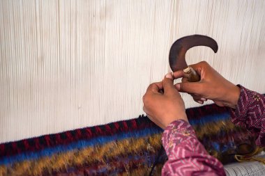 Arkadan Görünüm adam halı örgüleri