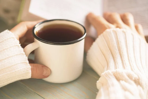Lány könyvet olvas, és ivott tea téli — Stock Fotó