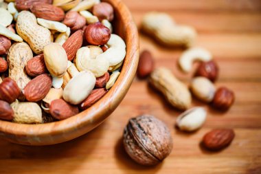 Tahta kasede çeşitli fındıklar.