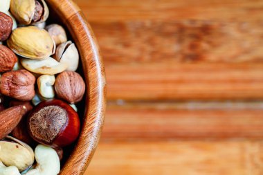 Tahta kasede çeşitli fındıklar.