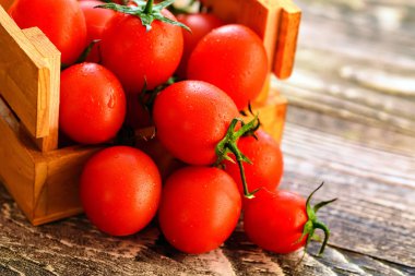 Kırmızı olgun domates kutudan dök. Rustik görünümü