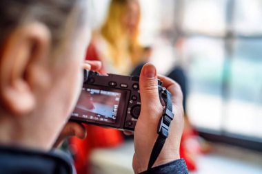 Sahne arkasında stüdyoda çekim sırasında