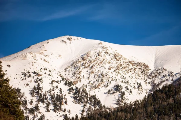 Paisaje montañoso de invierno con rocas y nieve —  Fotos de Stock
