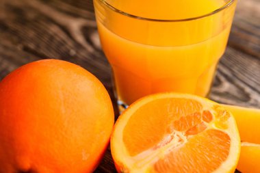 Ahşap bir arka planda portakal ve portakal suyu