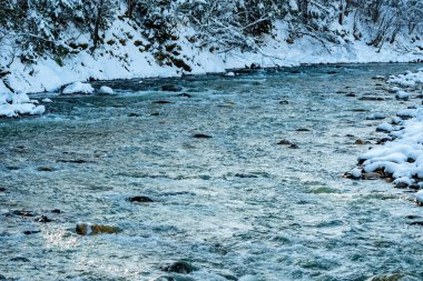 Kışın dağ nehir manzara