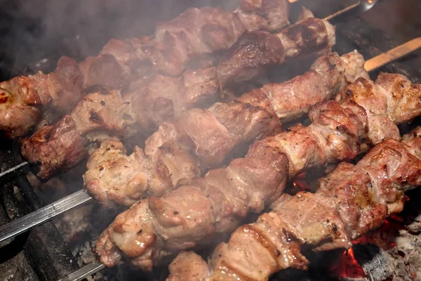 Şaşlık mangal üzerinde hazırlanıyor